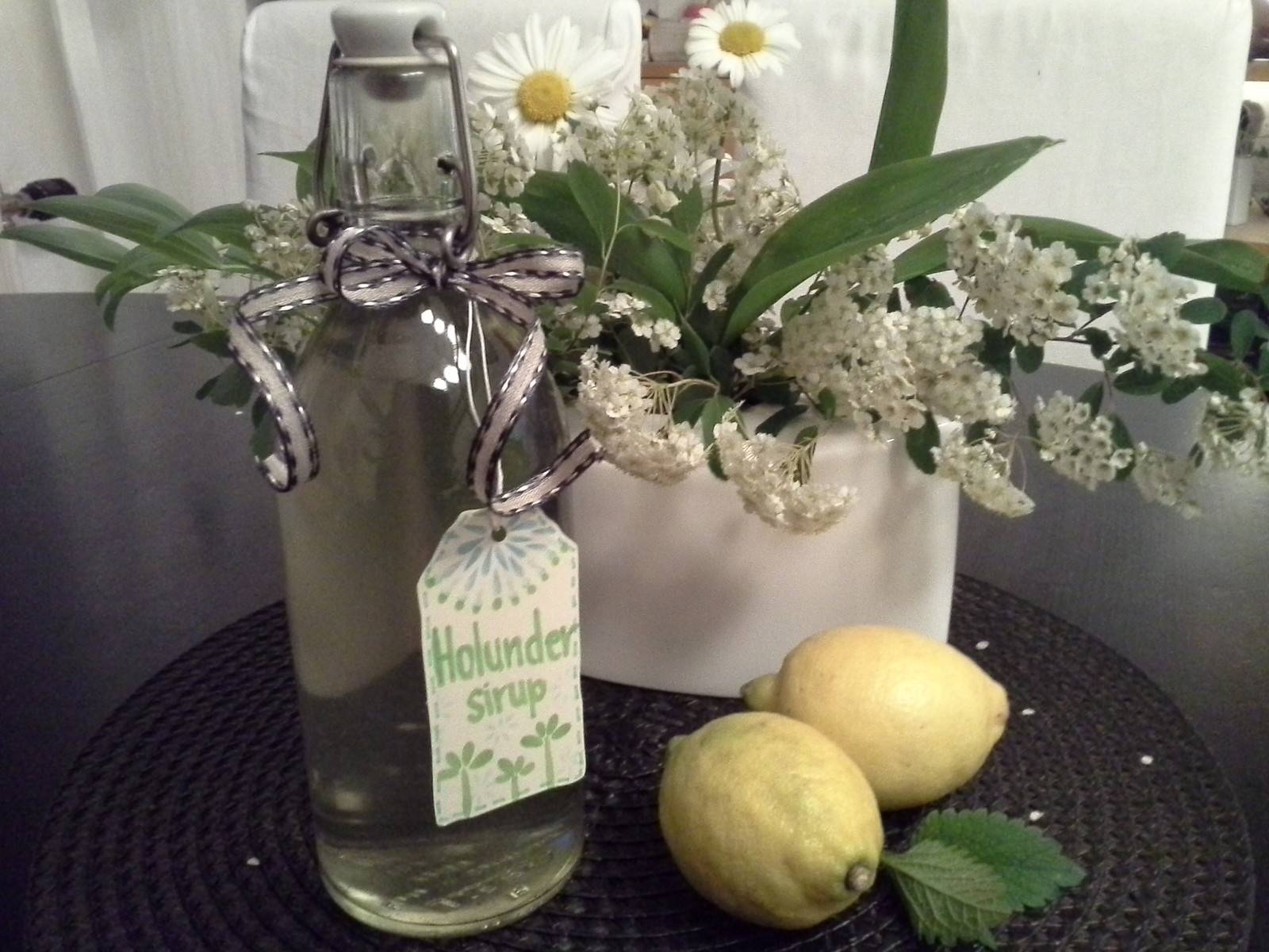 Zitrusfrischer Holunderblütensirup Rezept - ichkoche.ch