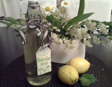 Zitrusfrischer Holunderblütensirup Zitrusfrischer Holunderblütensirup