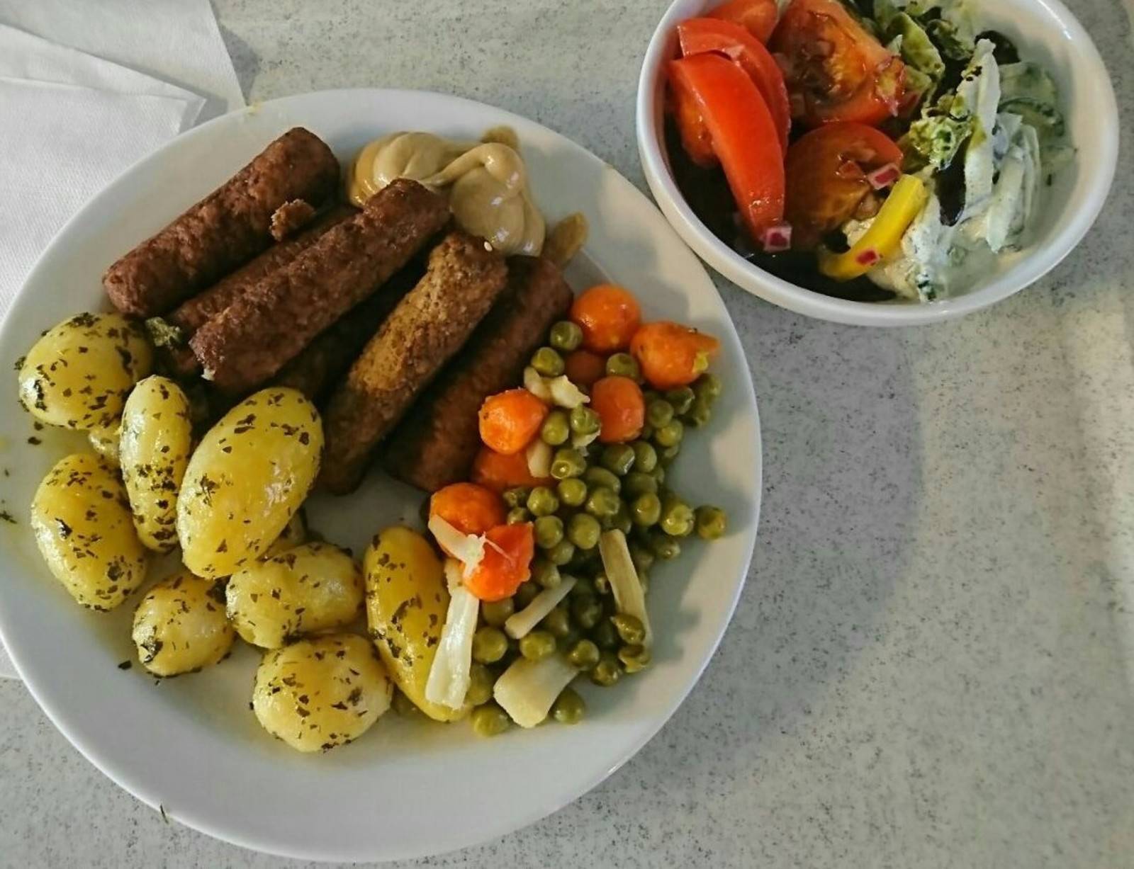 Cevapcici mit scharfer Sauce Rezept - ichkoche.at