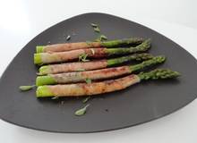 Gebratener grüner Spargel mit Schinken Gebratener grüner Spargel mit Schinken