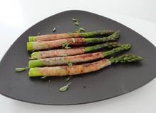 Gebratener grüner Spargel mit Schinken