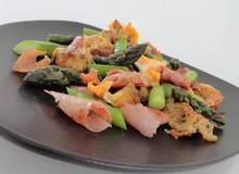 Geröstete Knödel mit Schinken, Ei und Spargel Geröstete Knödel mit Schinken, Ei und Spargel