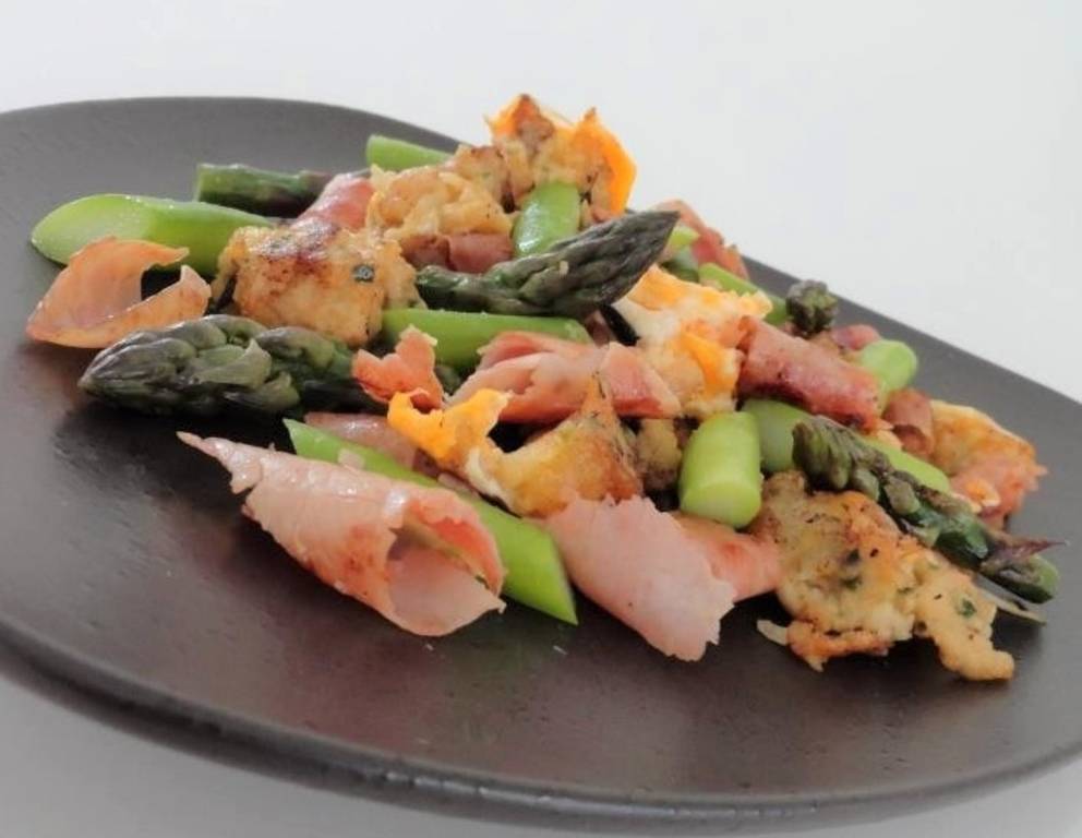 Geröstete Knödel mit Schinken, Ei und Spargel Geröstete Knödel mit Schinken, Ei und Spargel