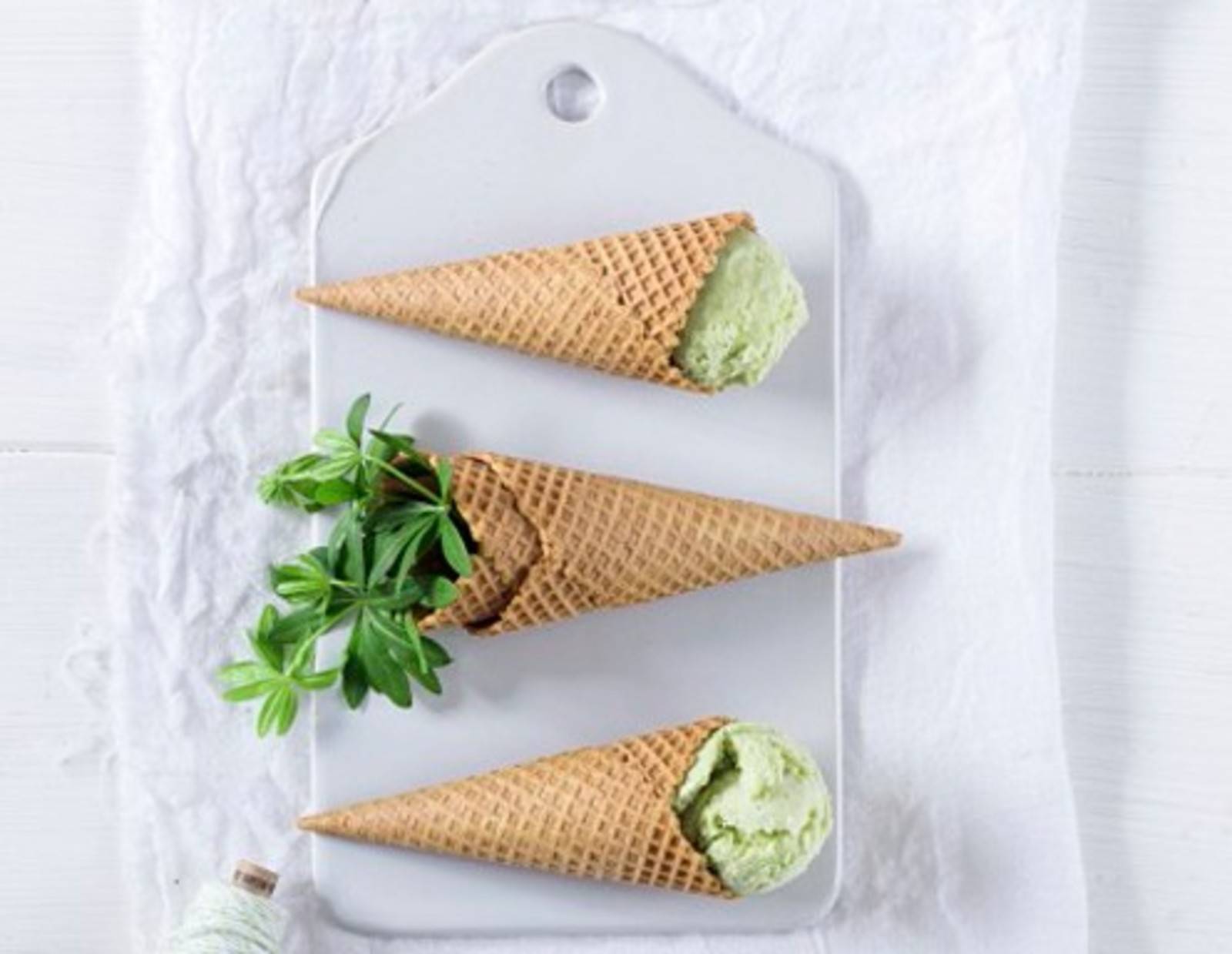 Waldmeister-Eis mit Pistazien Rezept - ichkoche.de