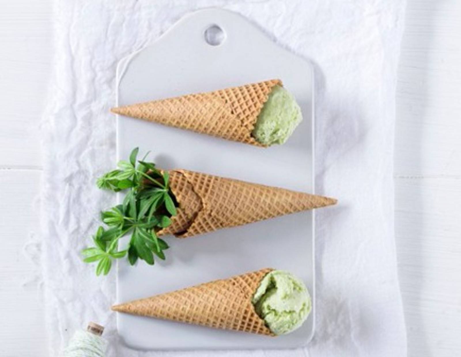 Waldmeister-Eis mit Pistazien Rezept