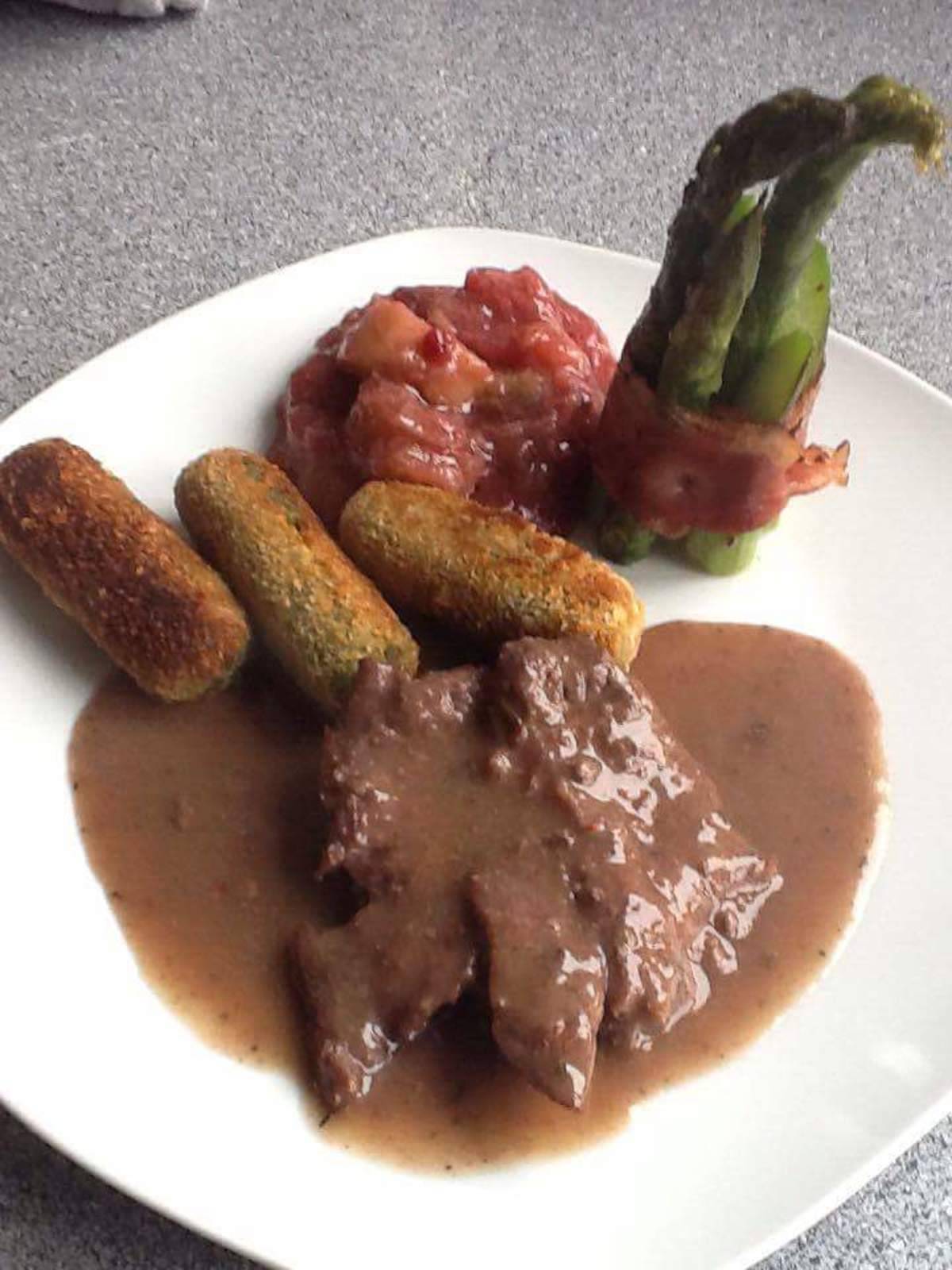 Rehschnitzel in Rotweinsauce mit Spinatkroketten und grünem Spargel