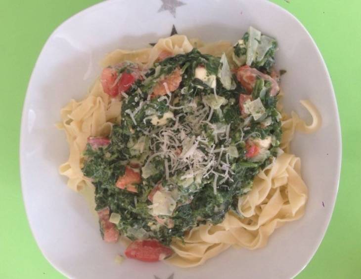 Spinatsauce mit Tomaten auf Bandnudeln Spinatsauce mit Tomaten auf Bandnudeln