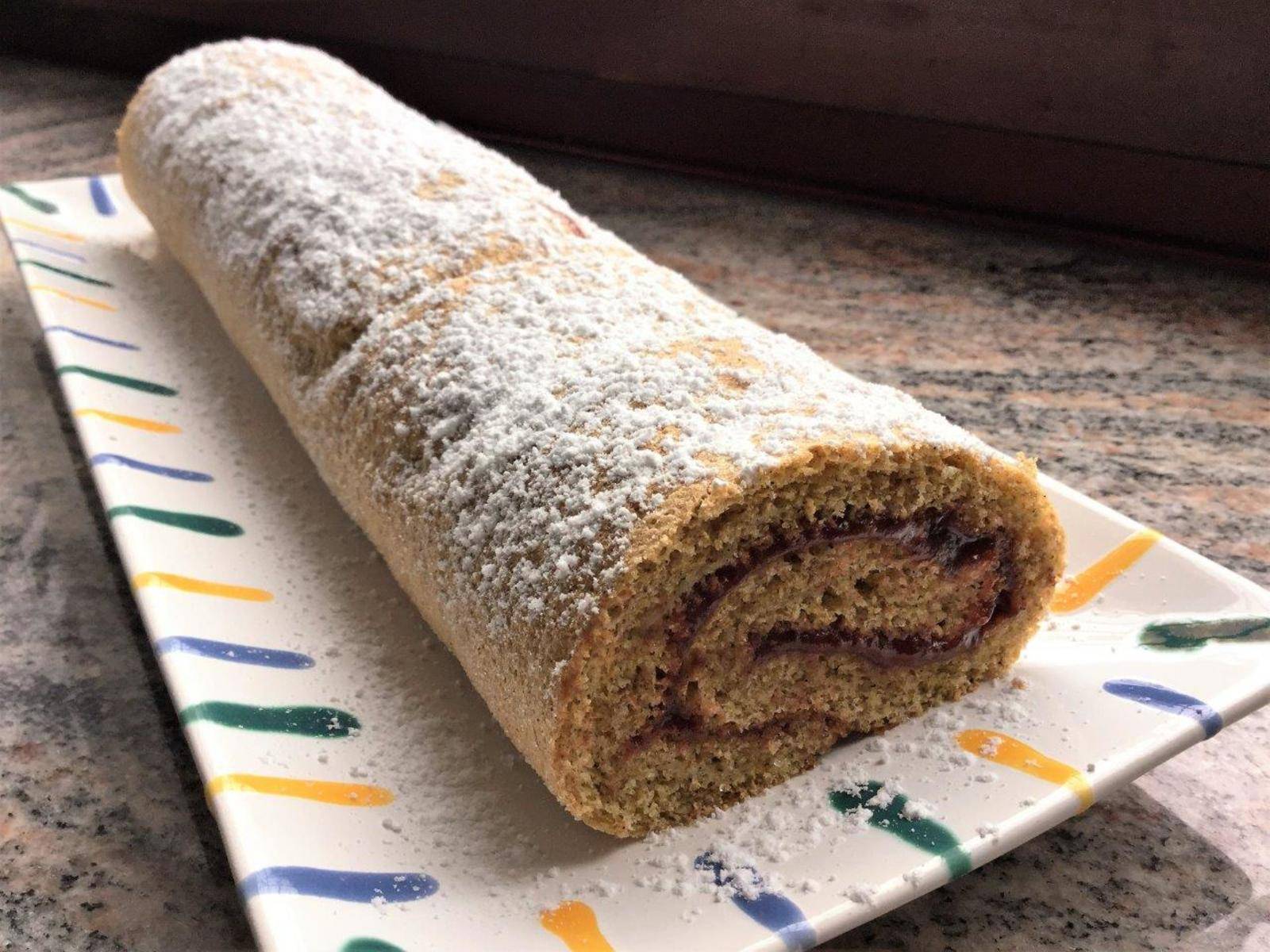Dinkel-Biskuitroulade mit Erdbeermarmelade Rezept - ichkoche.de