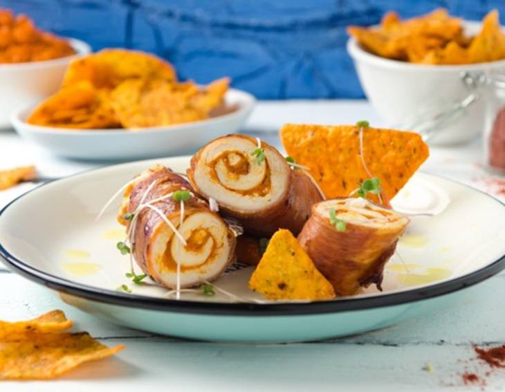 Prosciutto-Hühnerrouladen mit Paprikacreme und Paprika-Tortillas Prosciutto-Hühnerrouladen mit Paprikacreme und Paprika-Tortillas