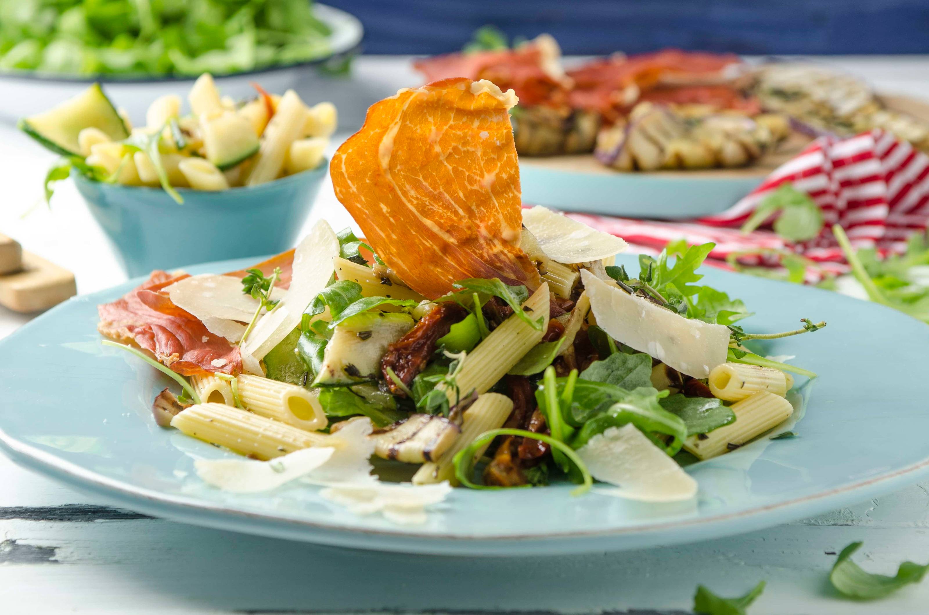 Nudelsalat mit mediterranem Gemüse und knusprigem Prosciutto Rezept