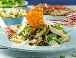 Nudelsalat mit mediterranem Gemüse und knusprigem Prosciutto Nudelsalat mit mediterranem Gemüse und knusprigem Prosciutto