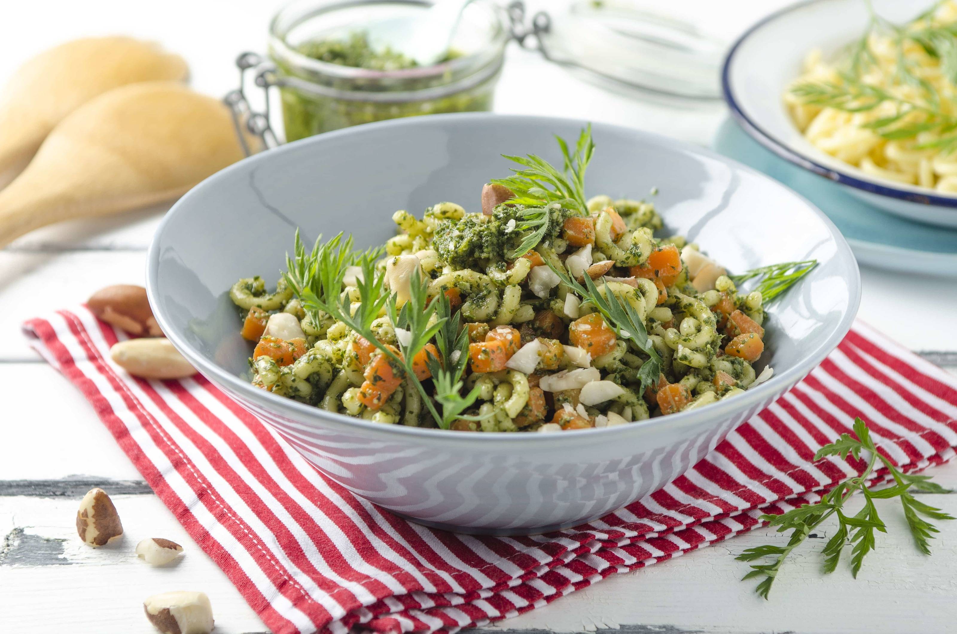 Nudelsalat mit Karottengrün-Rucolapesto