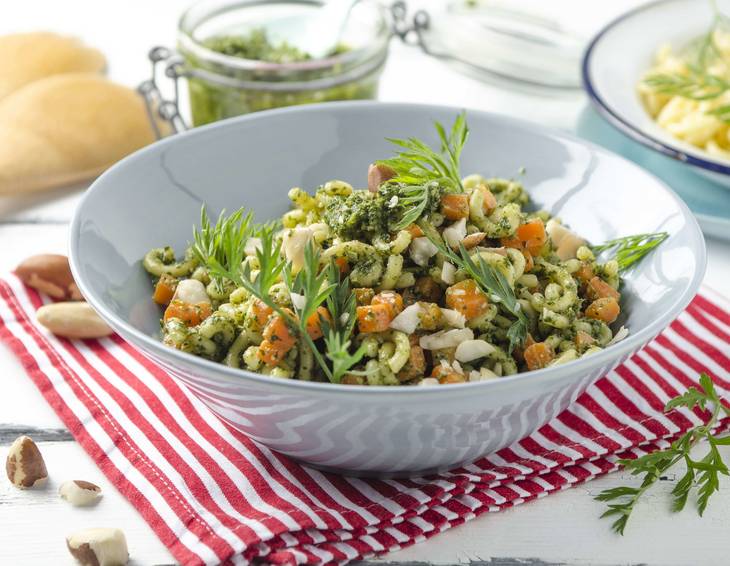 Nudelsalat mit Karottengrün-Rucolapesto Nudelsalat mit Karottengrün-Rucolapesto