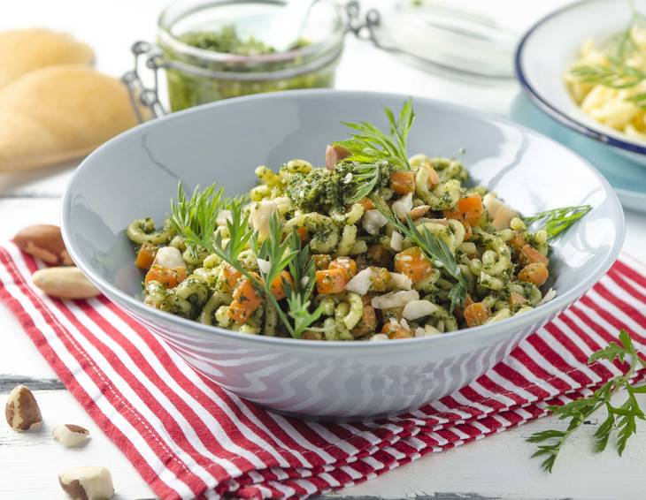 Nudelsalat mit Karottengrün-Rucolapesto