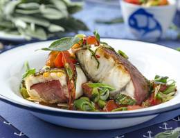 Saltimbocca vom Waller mit gegrillter Tomatensalsa Saltimbocca vom Waller mit gegrillter Tomatensalsa