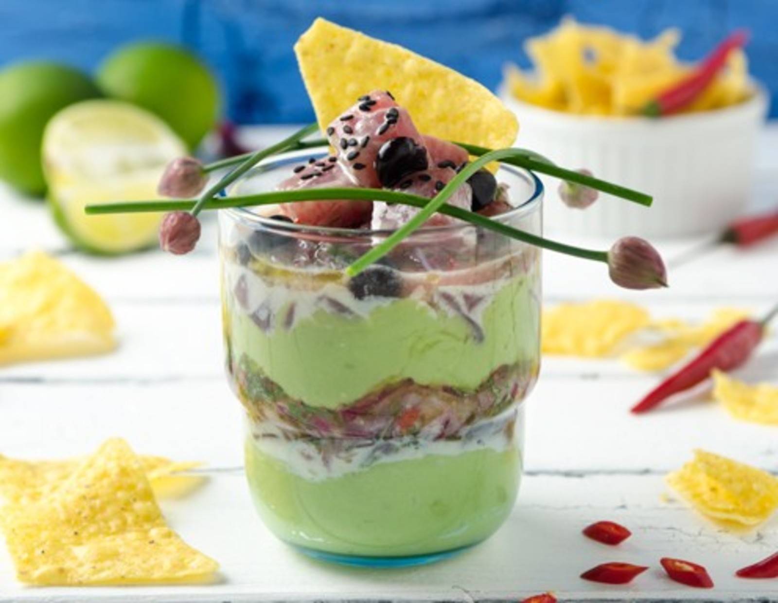 Wolfsbarsch-Ceviche mit Avocado, Zwiebel-Kardamom-Salsa und Tortilla-Chips