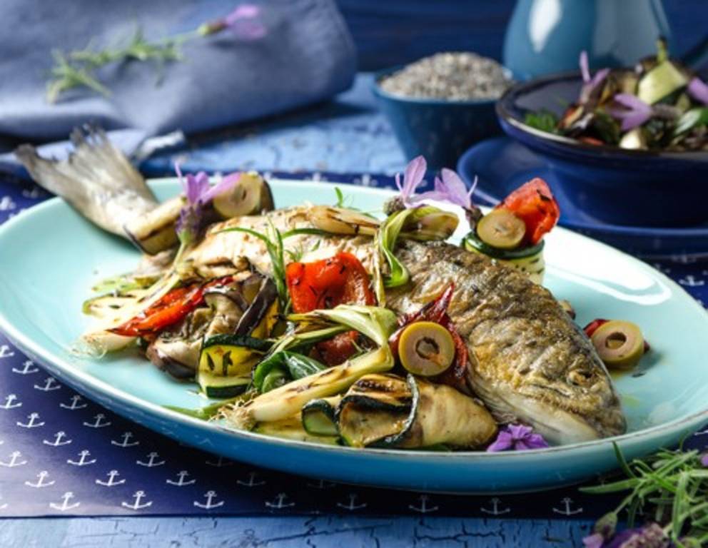 Seesaibling im Ganzen mit Lavendel und gegrilltem Gemüsesalat