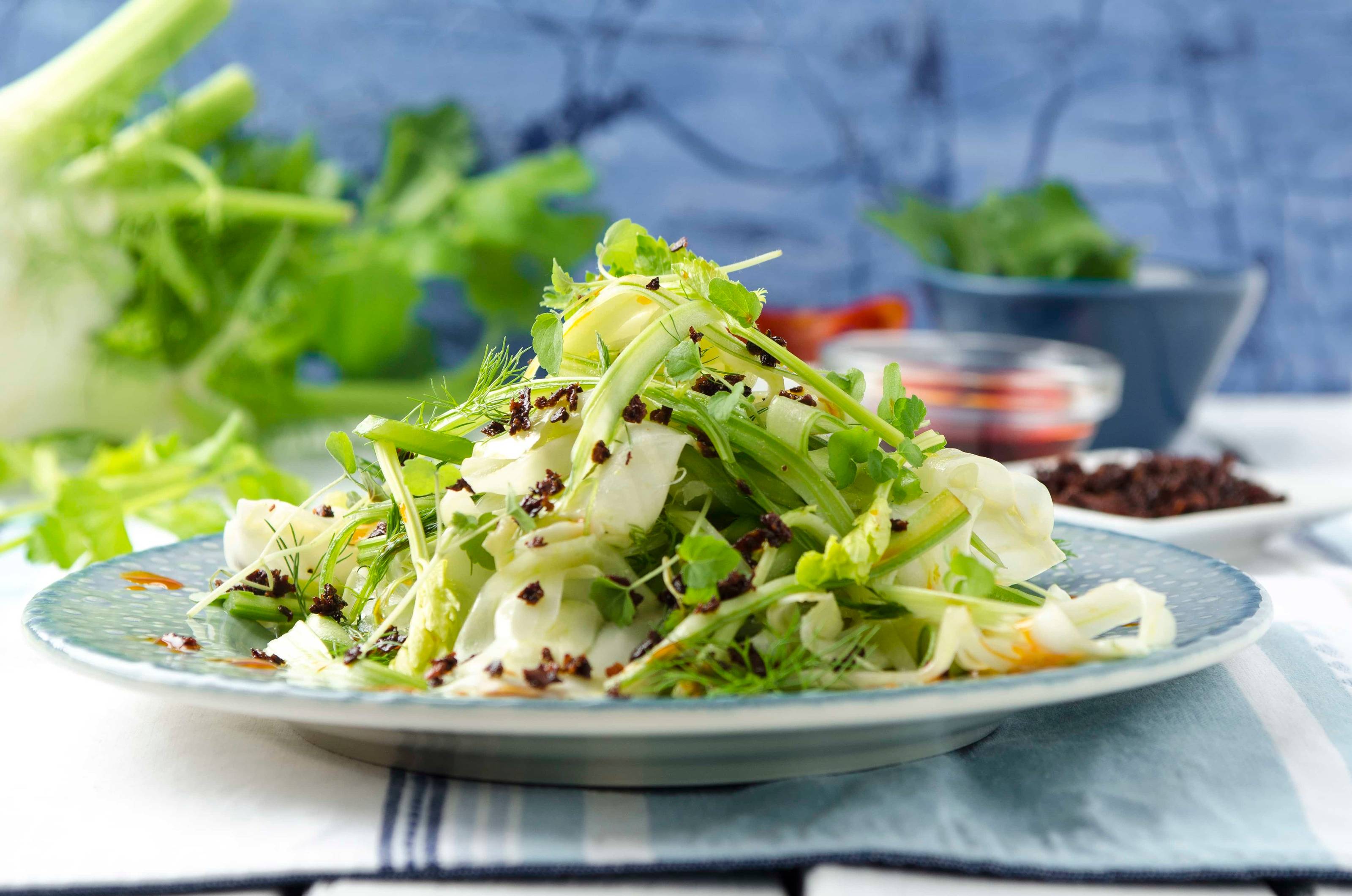 Stangensellerie-Fenchelsalat mit Chorizobröseln Rezept