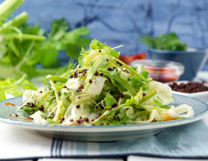 Stangensellerie-Fenchelsalat mit Chorizobröseln Stangensellerie-Fenchelsalat mit Chorizobröseln