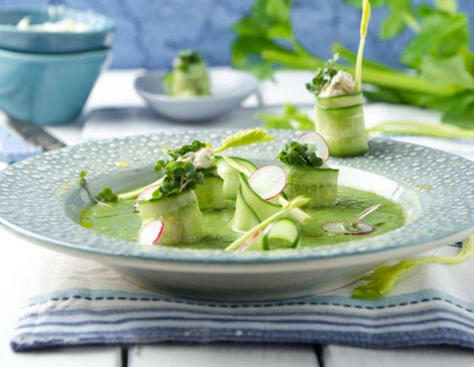 Stangensellerie-Gurkenkaltschale mit Räuchersaiblingstatar Rezept