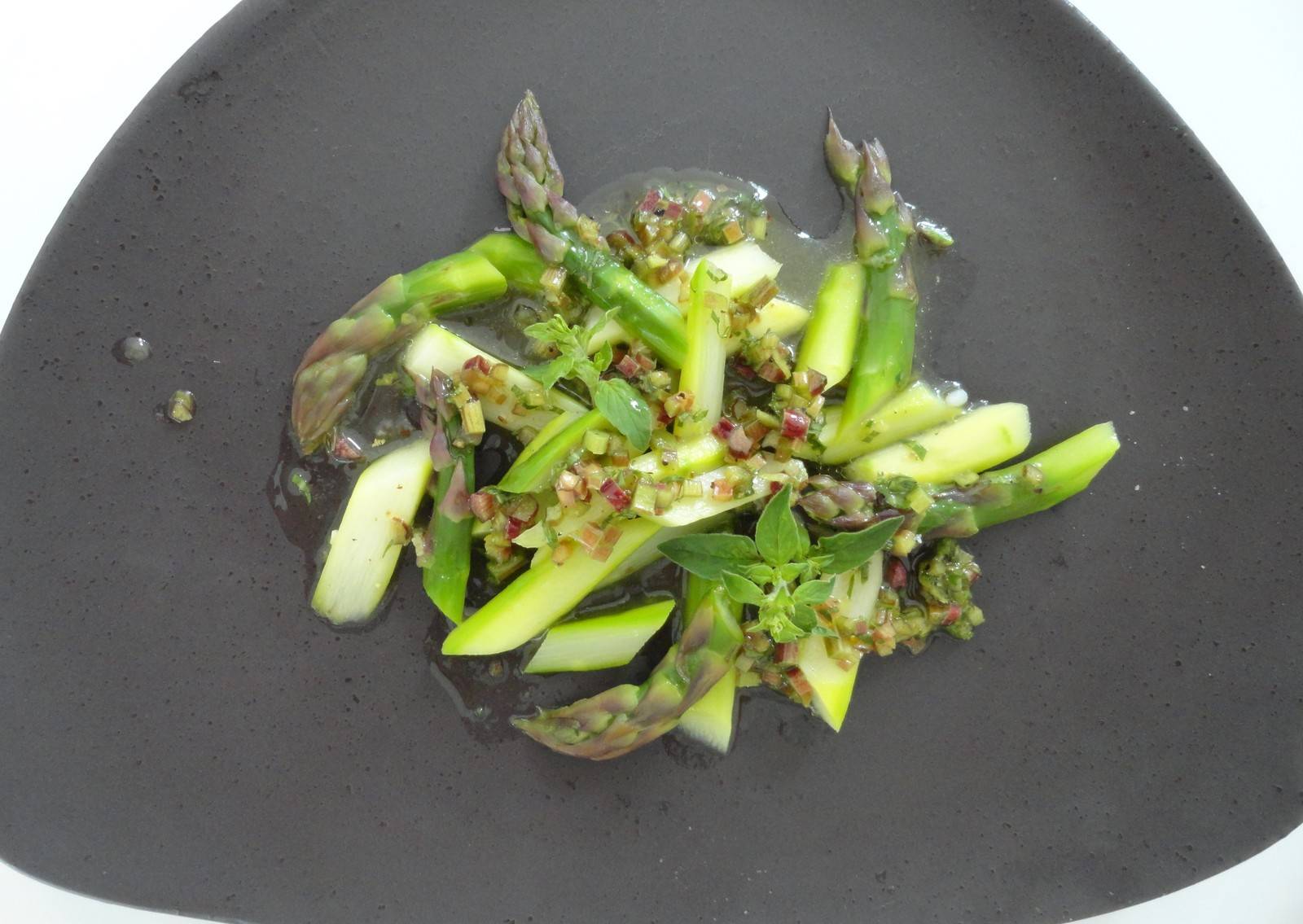 Spargelsalat mit Rhabarberdressing