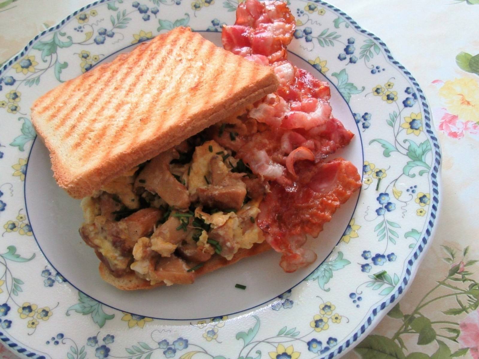 Toast mit Eierschwammerl-Rührei und Speck
