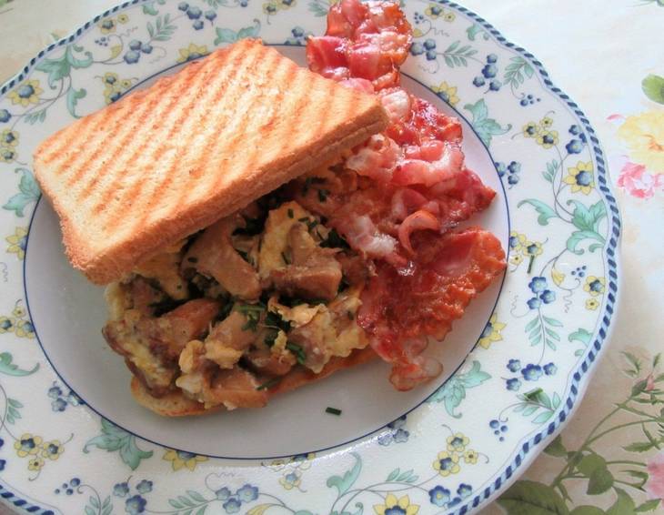 Toast mit Eierschwammerl-Rührei und Speck