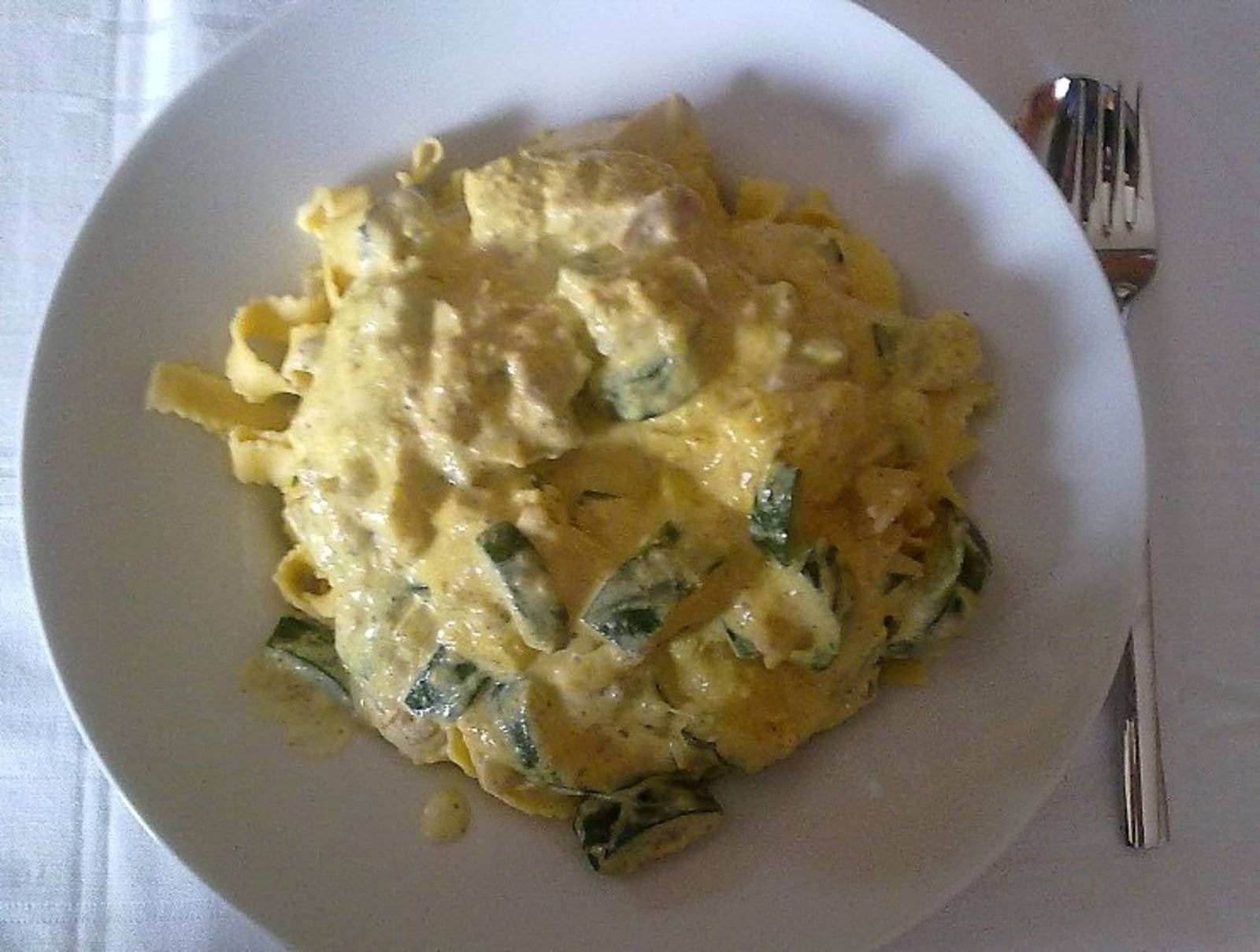 Zucchini-Lachs-Pfanne auf Bandnudeln
