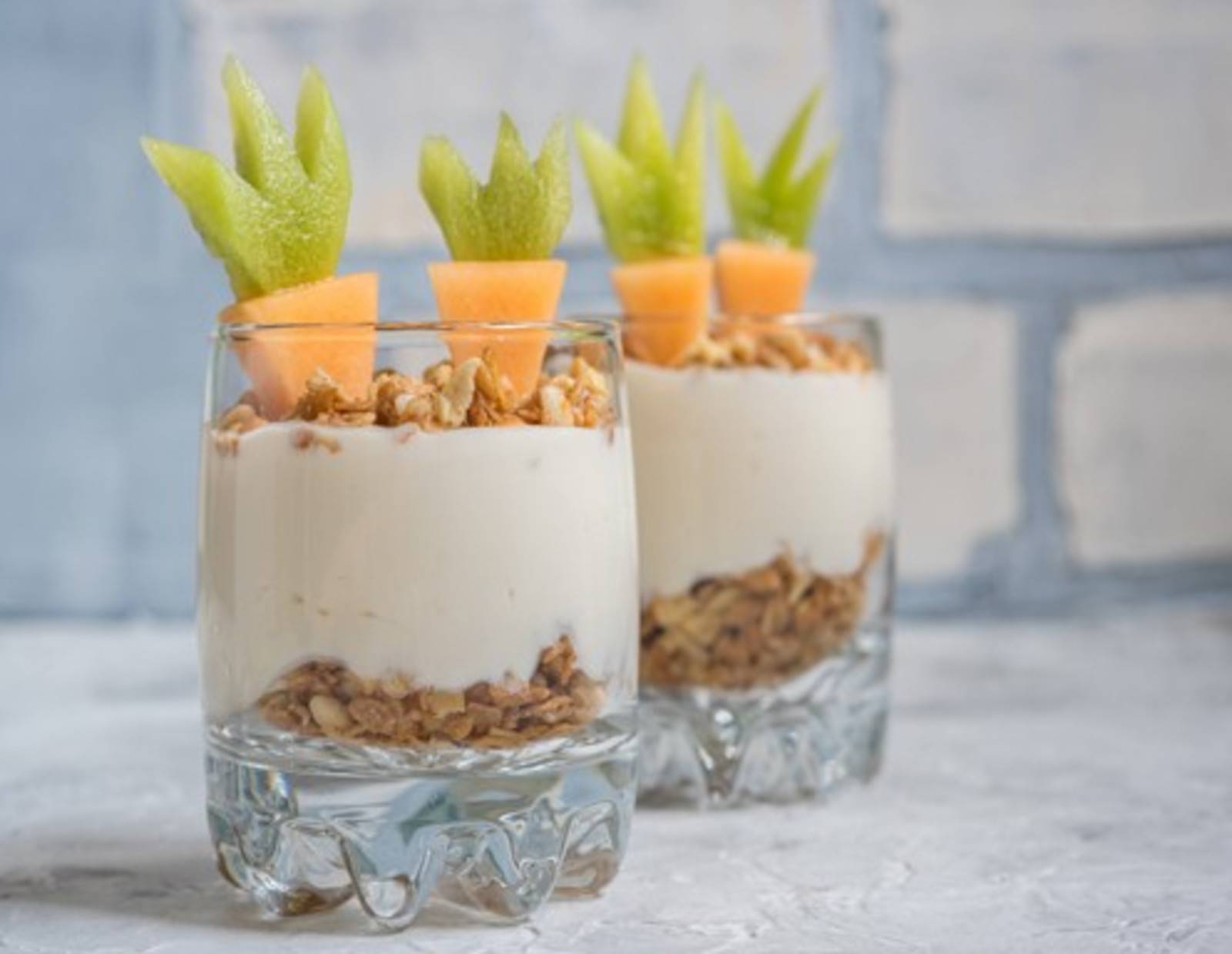 Joghurt-Honig-Creme mit Knuspermüsli und Melone Rezept