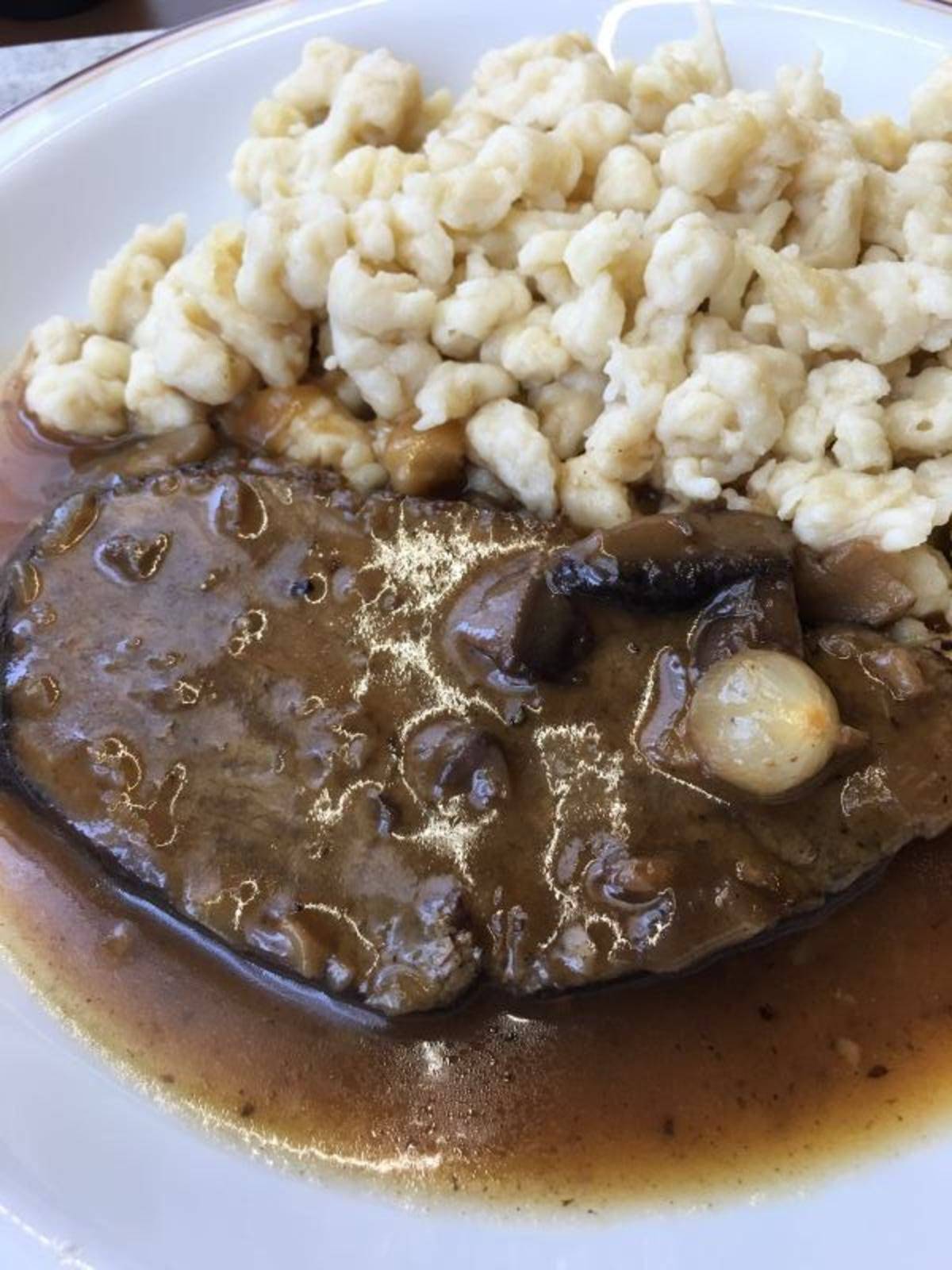 Jägerschnitzel mit geschwenkten Spätzle