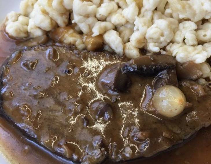 Jägerschnitzel mit geschwenkten Spätzle Jägerschnitzel mit geschwenkten Spätzle