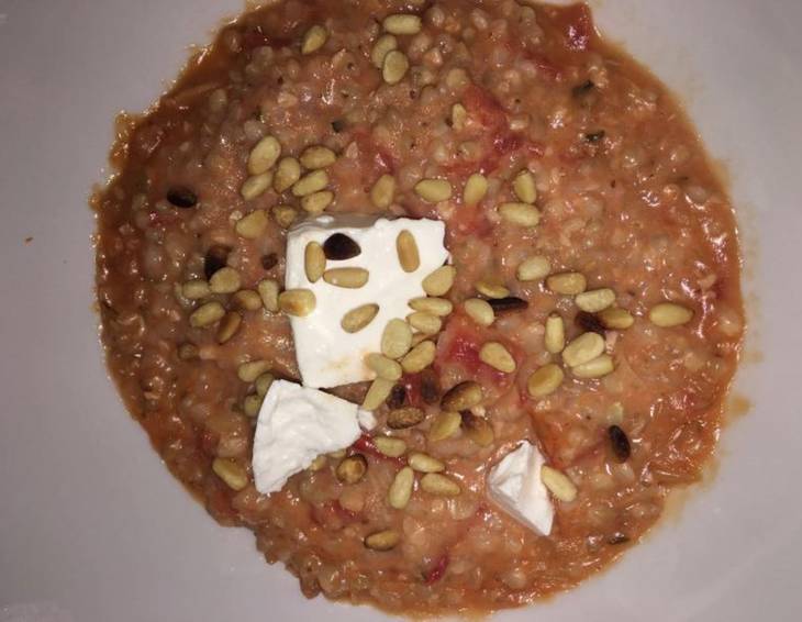 Pinienkern-Risotto mit Paradeiser und Kräutern