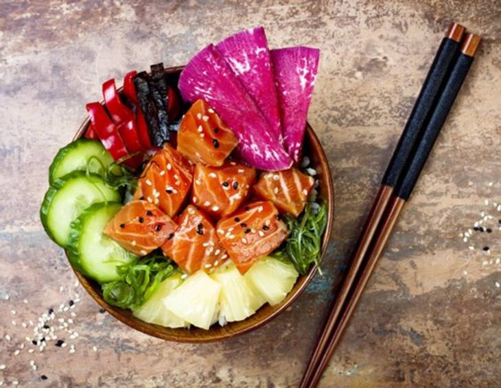 Poke Bowl mit Lachs, Ananas und Chioggia-Rübe