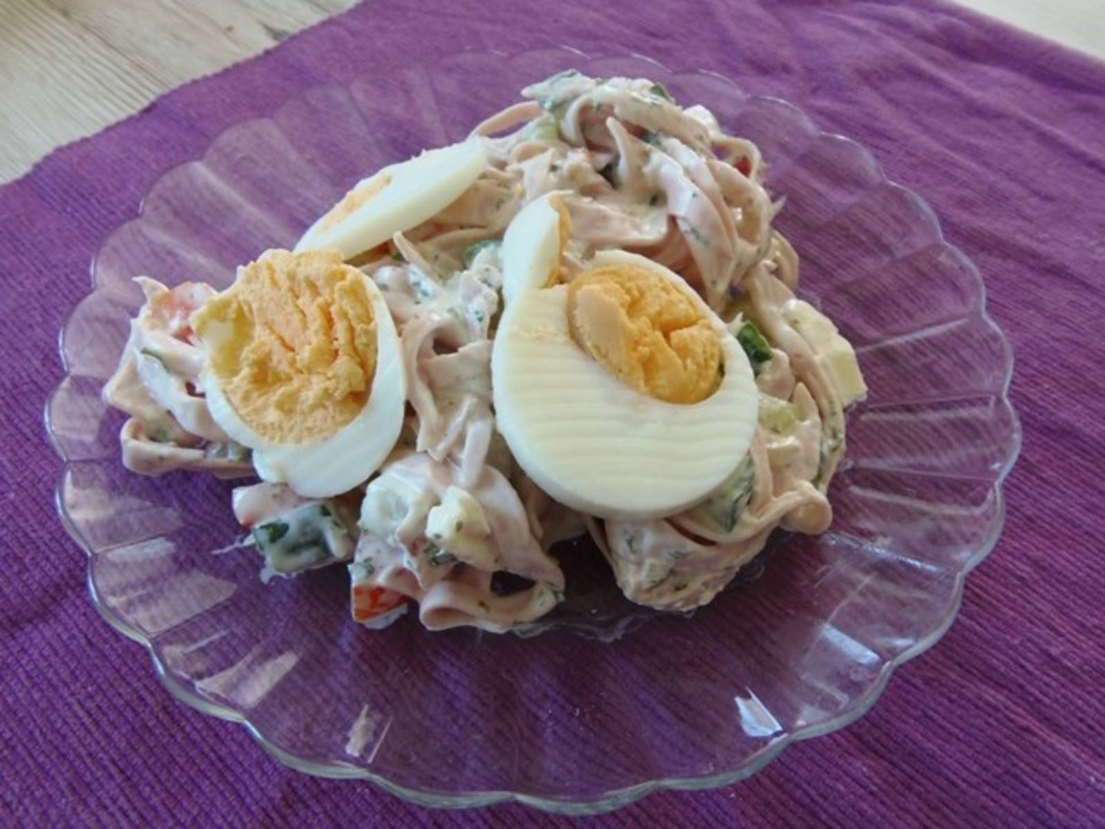 Wurstsalat mit Gurke und Ei