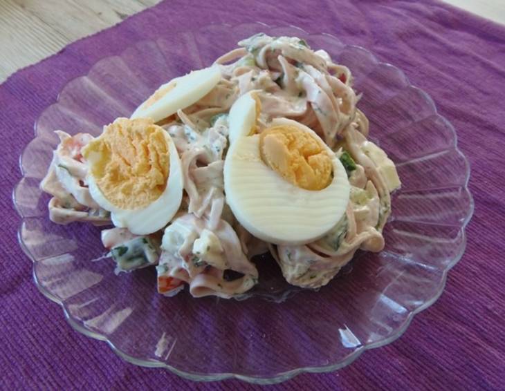 Wurstsalat mit Gurke und Ei