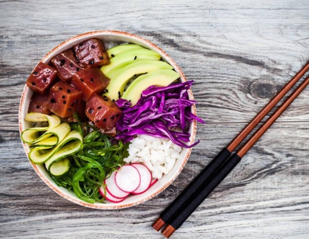Poke Bowl mit Thunfisch, Rotkraut und Algen Poke Bowl mit Thunfisch, Rotkraut und Algen