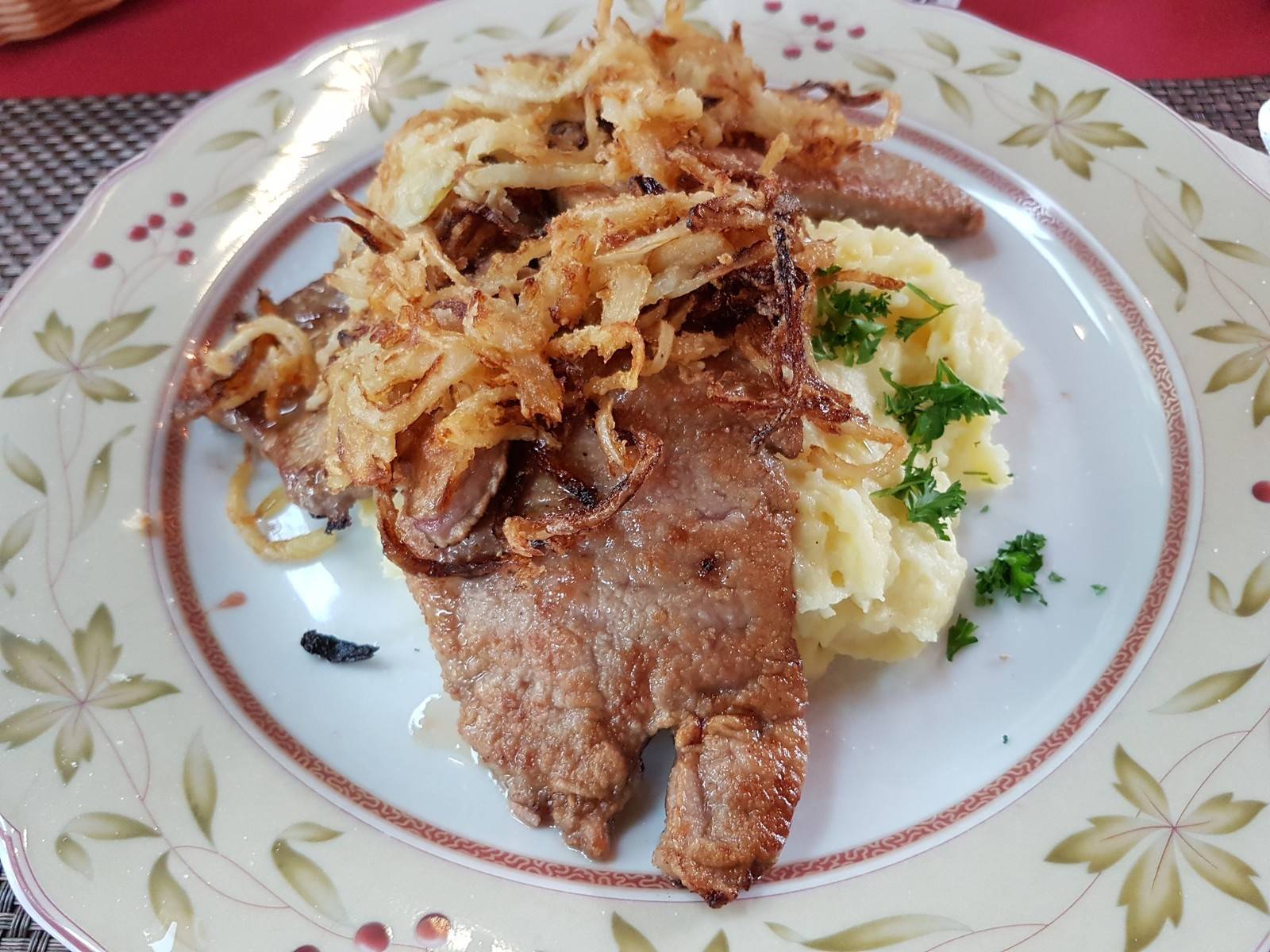 Leber mit Zwiebel und Apfelspalten