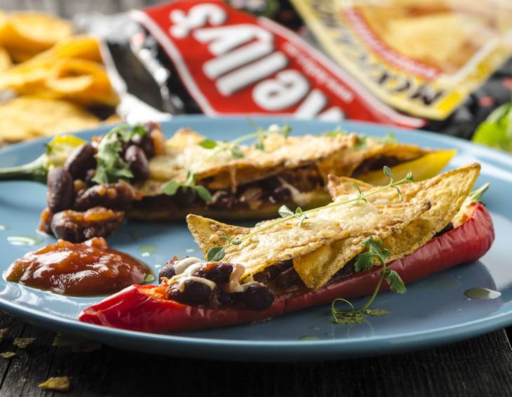 Gefüllte Paprika mit Käferbohnen und Tortilla-Chips