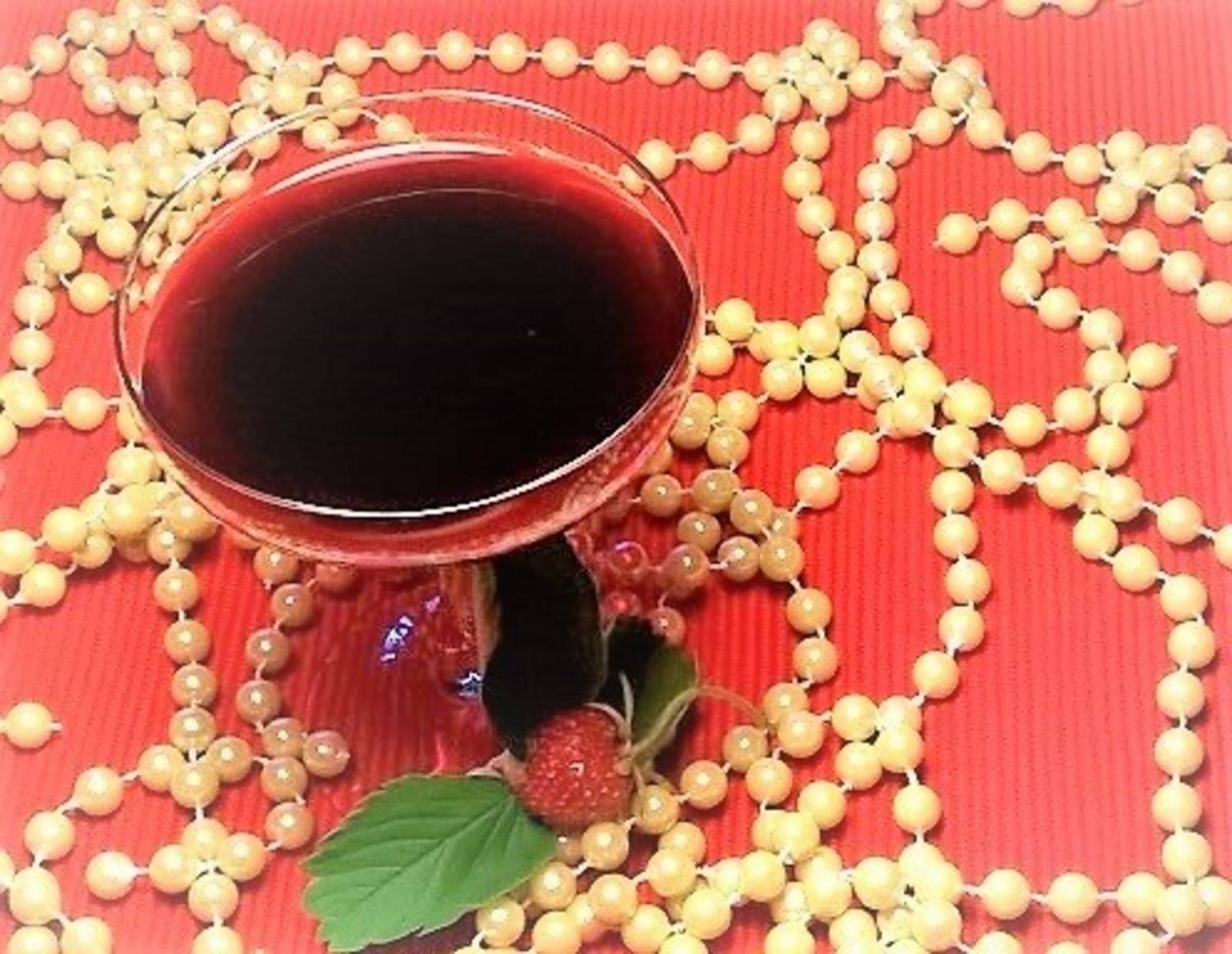 Großmutters Erdbeerlikör Rezept - ichkoche.de Großmutters Erdbeerlikör Rezept - ichkoche.de