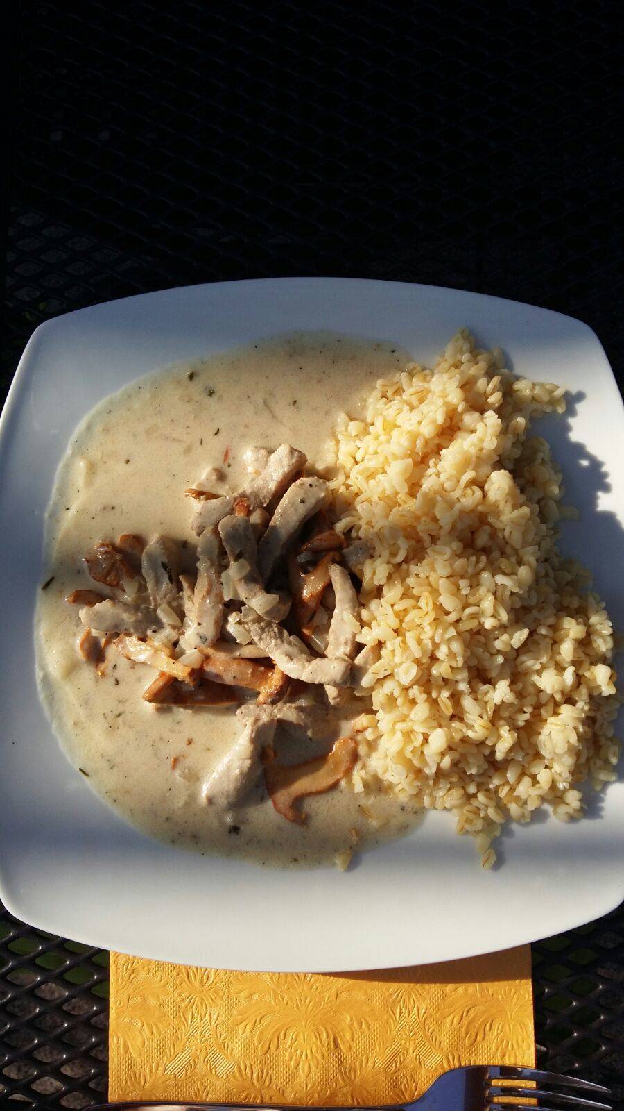 Geschnetzeltes mit Eierschwammerl und Bulgur