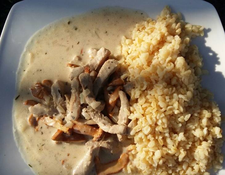 Geschnetzeltes mit Eierschwammerl und Bulgur