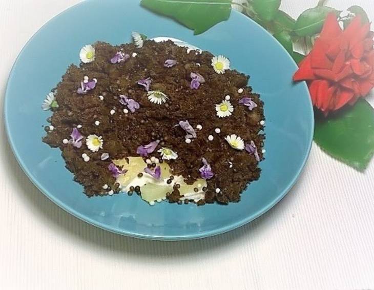 Maulwurfshügel Dessert mit Veilchen und Gänseblümchen Maulwurfshügel Dessert mit Veilchen und Gänseblümchen