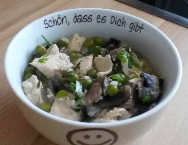 Hühnereintopf mit Erbsen und Champignons