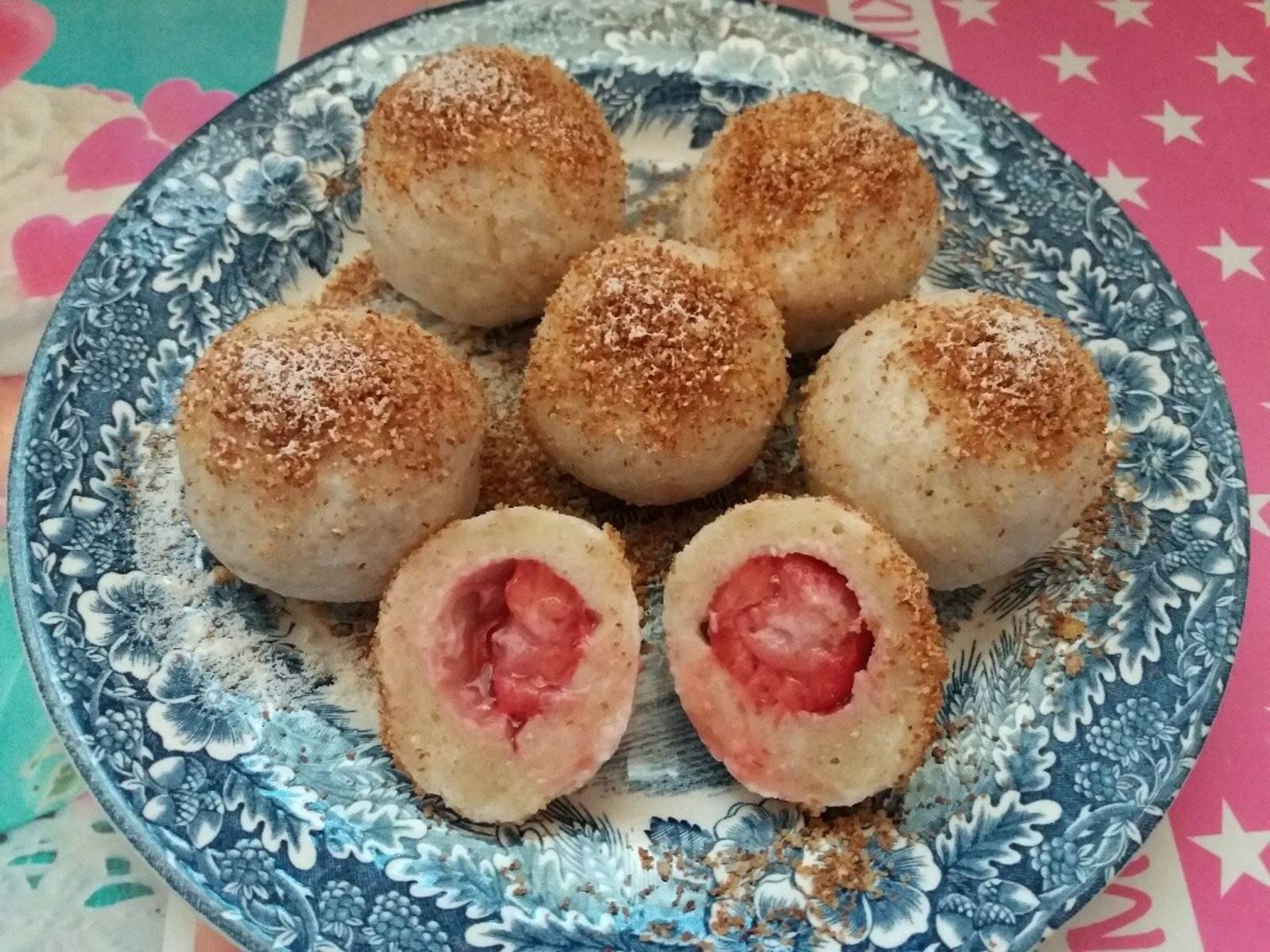 Erdbeerknödel mit Vollkornbröseln Rezept - ichkoche.ch