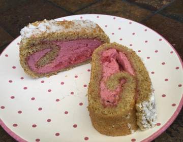 Biskuitroulade mit Erdbeer-Topfen-Fülle Biskuitroulade mit Erdbeer-Topfen-Fülle