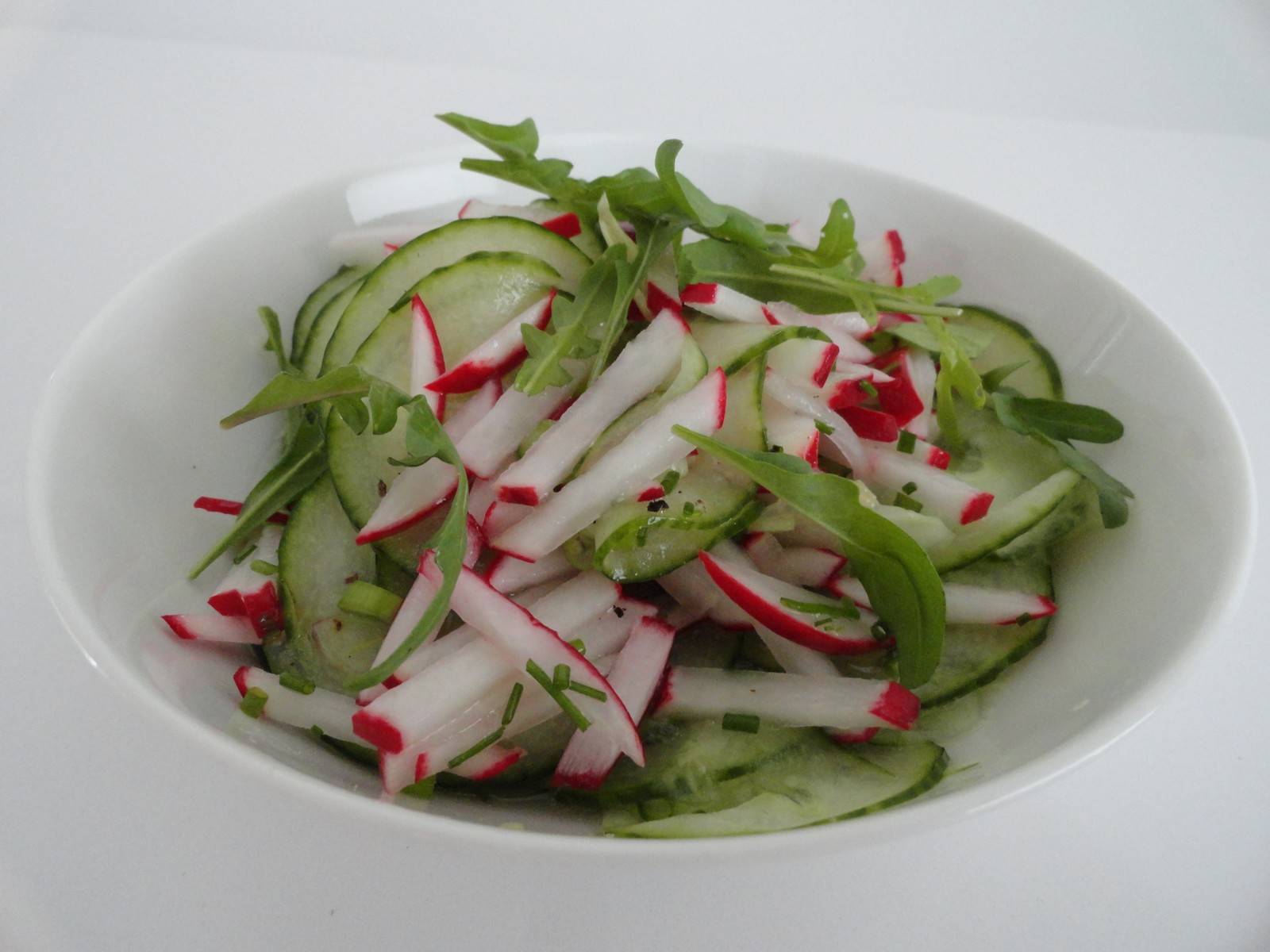 Gurkensalat mit Radieschen und Rettich Rezept - ichkoche.de