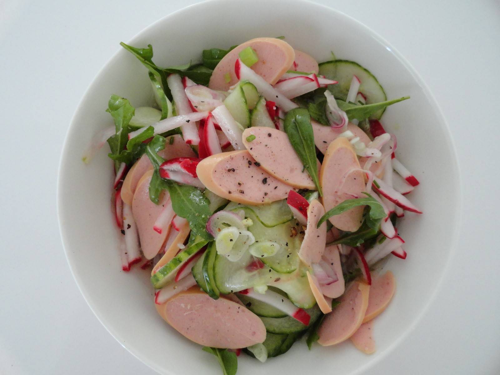 Wurstsalat mit Radieschen und Gurke