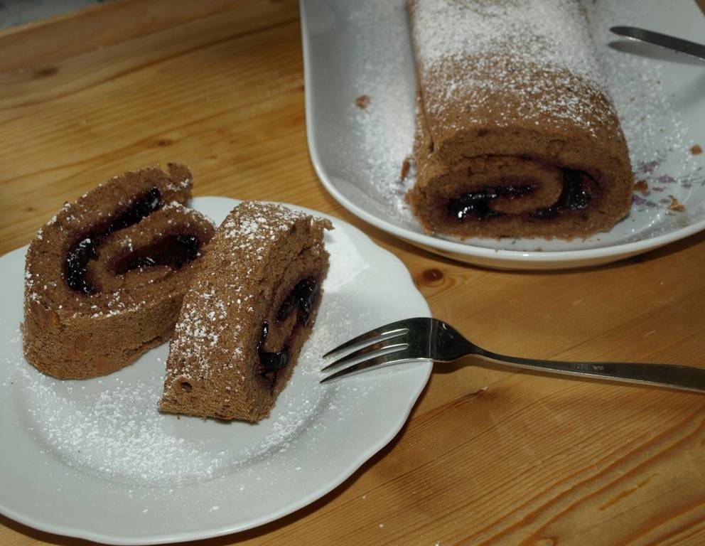 Schokoroulade aus Vollkorndinkelmehl Schokoroulade aus Vollkorndinkelmehl