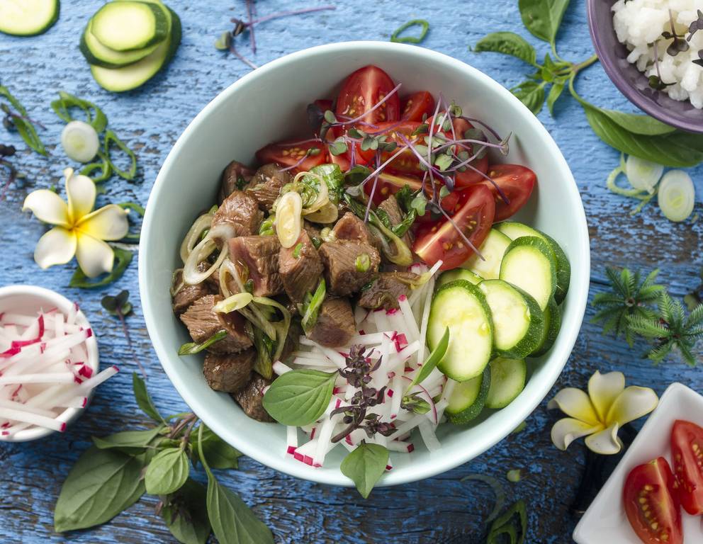 Buddha Bowl mit Beef, Zucchini und Tomate Buddha Bowl mit Beef, Zucchini und Tomate
