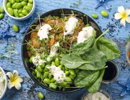 Poke Bowl mit Lachs, Babyspinat und Chili-Mayonnaise Poke Bowl mit Lachs, Babyspinat und Chili-Mayonnaise